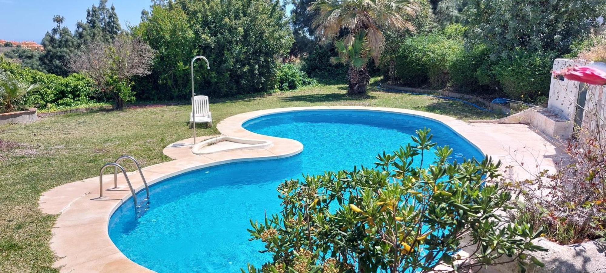 La Orquidea - Separate Entrance, Basic Bathroom Apartment Sitio de Calahonda